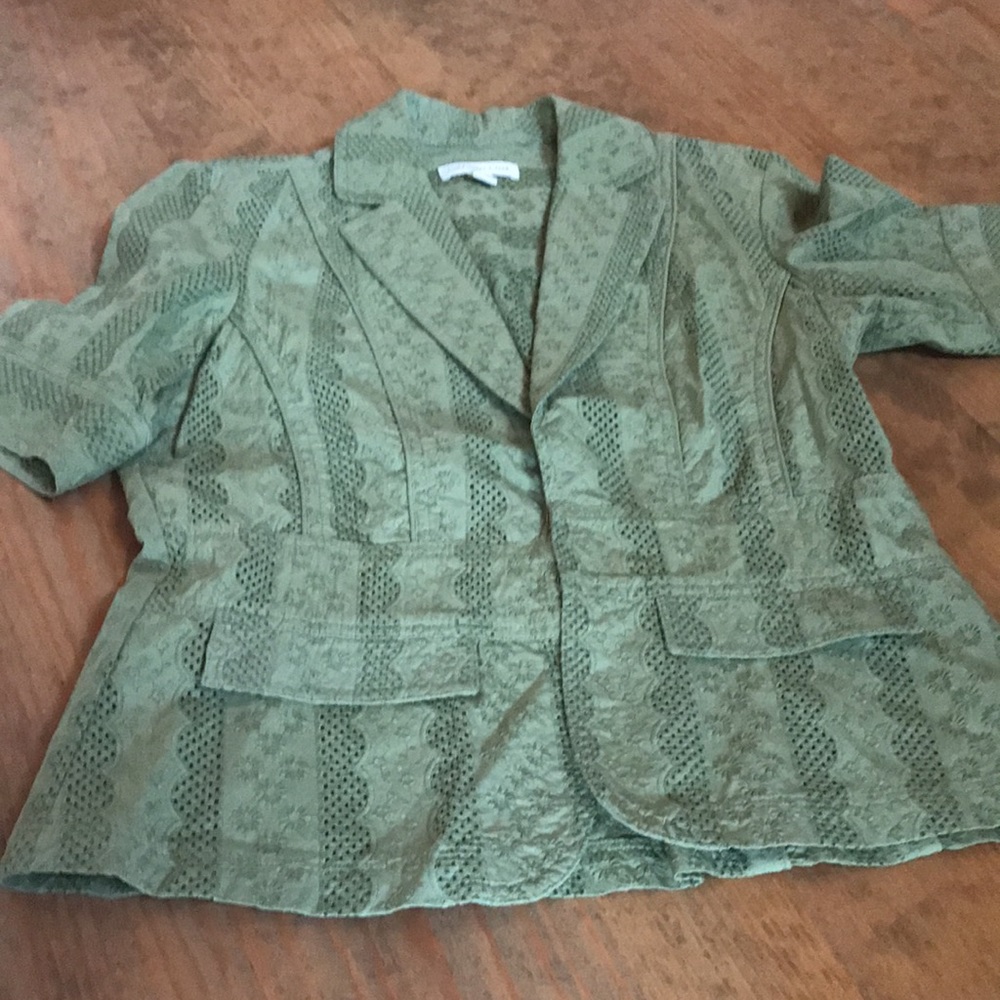 Coldwater Creek top size 4. Wear as shirt/ w shirt under, front closes w hooks